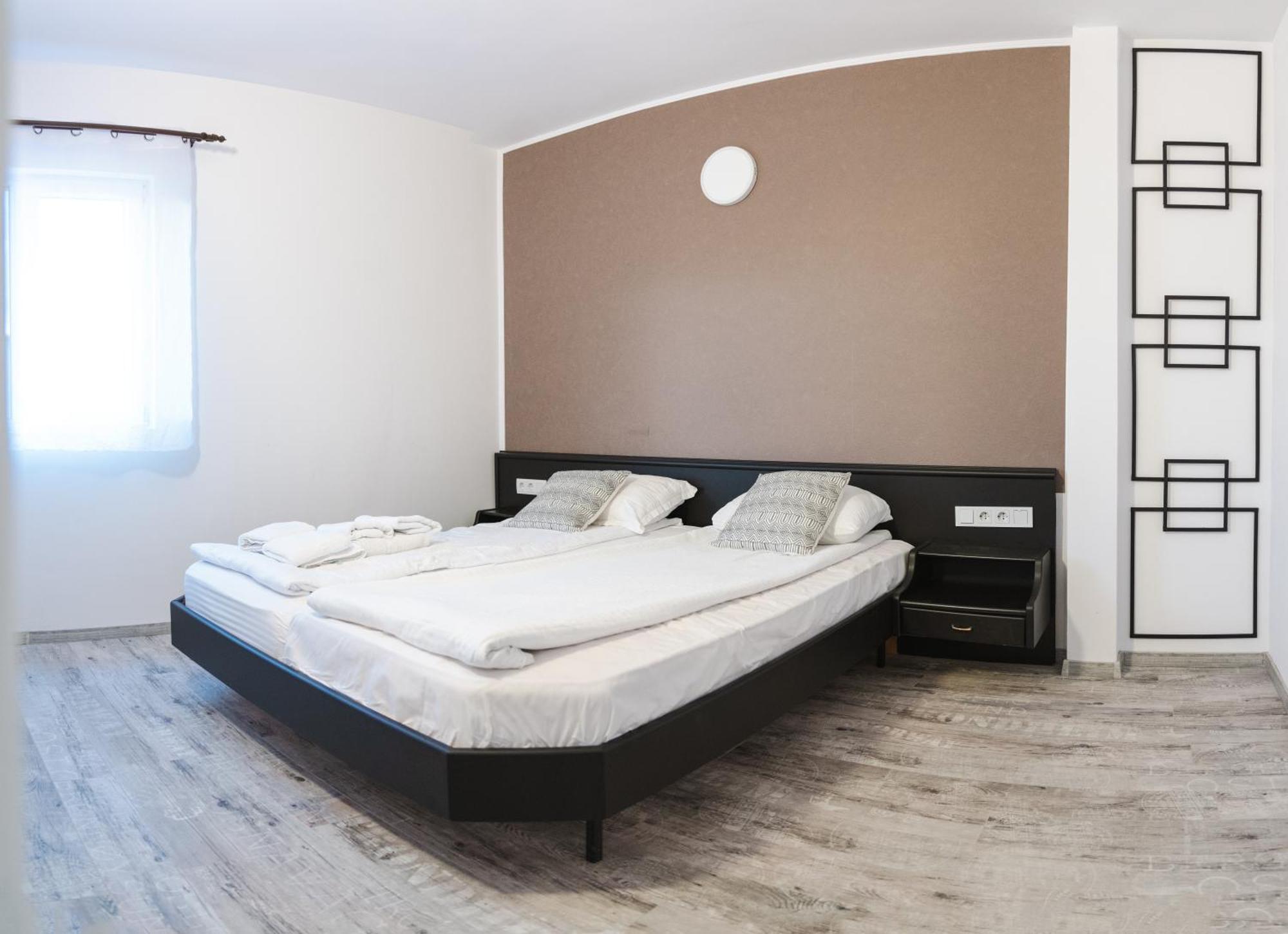 Myda Hotell Apahida Exteriör bild
