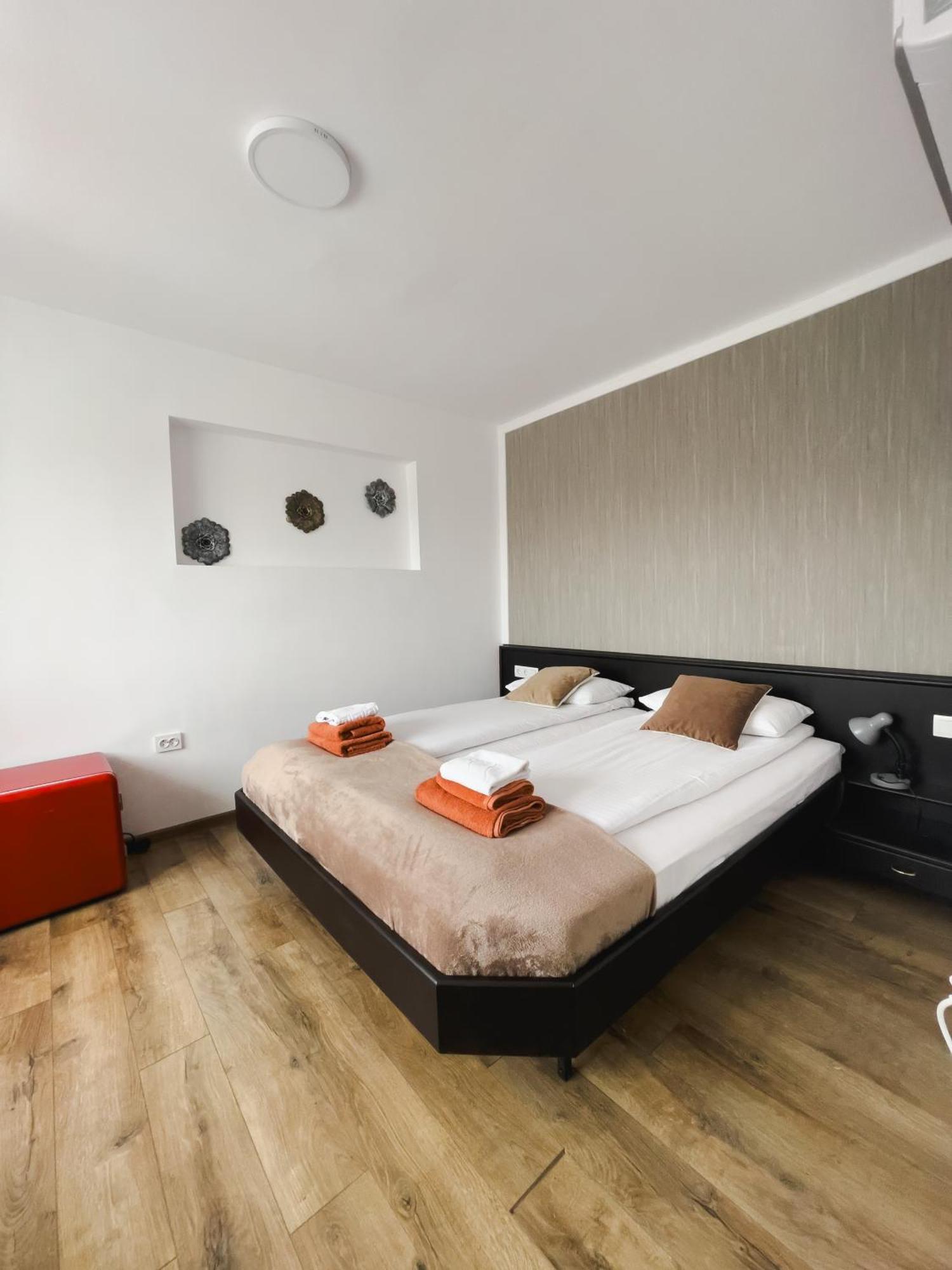 Myda Hotell Apahida Exteriör bild