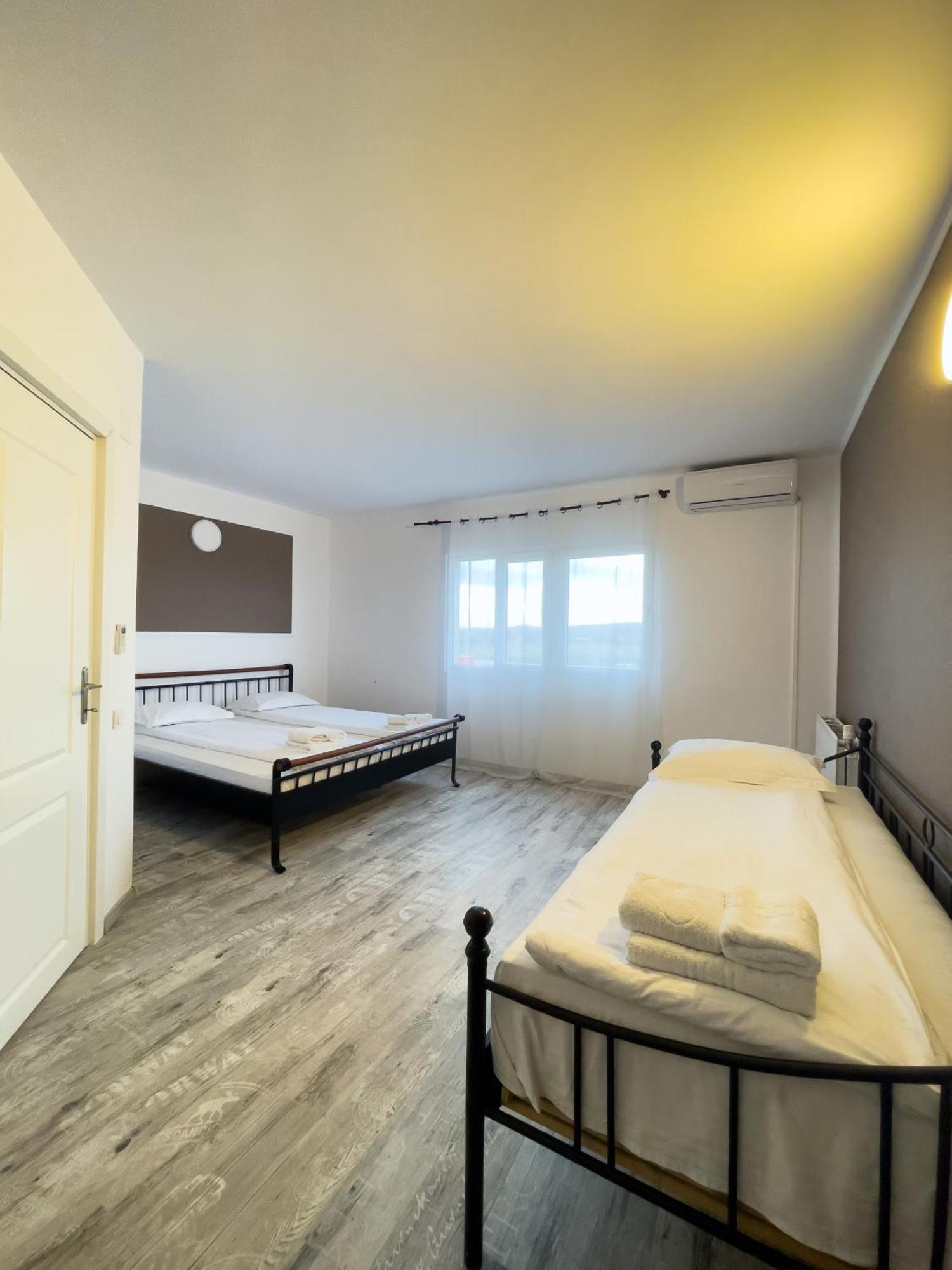 Myda Hotell Apahida Exteriör bild